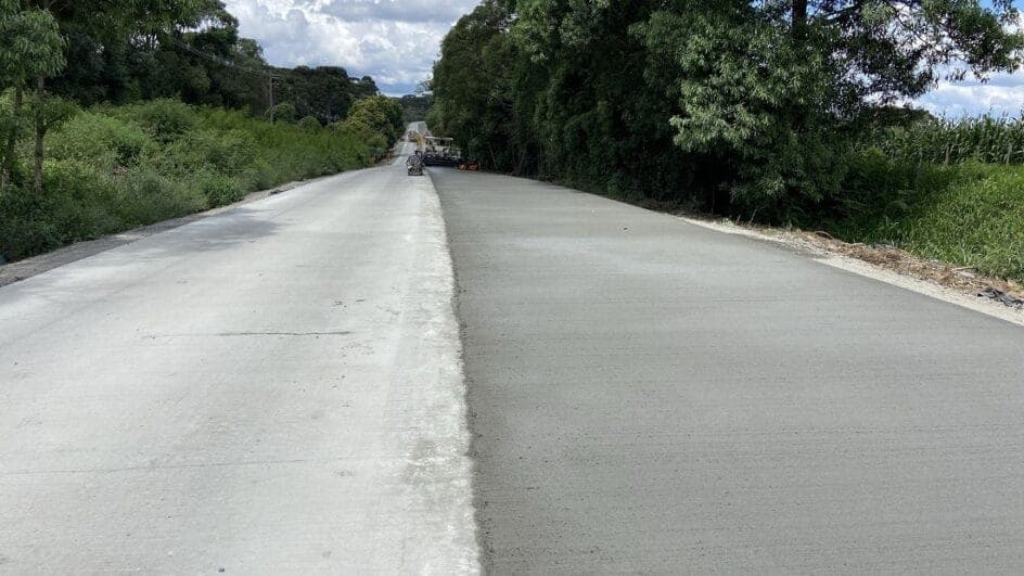 Concrete paving of SC-477 in the Planalto Norte is 80% complete