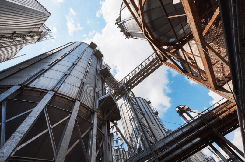 How does a concrete batching plant work?